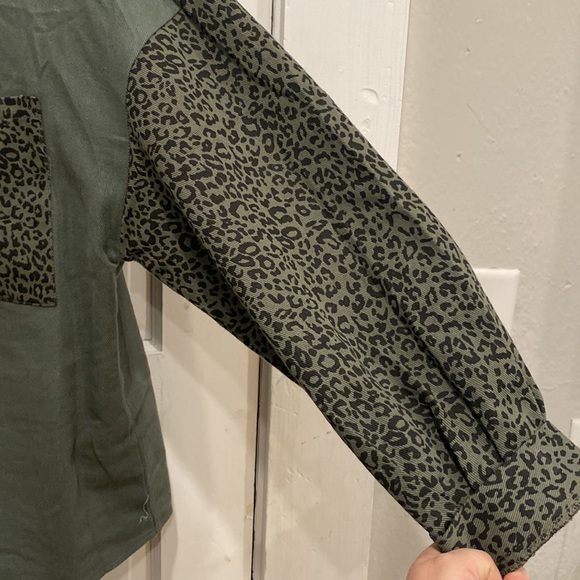 Simplee Animal Print Cotton Button Down Size XL - Picture 5 of 9